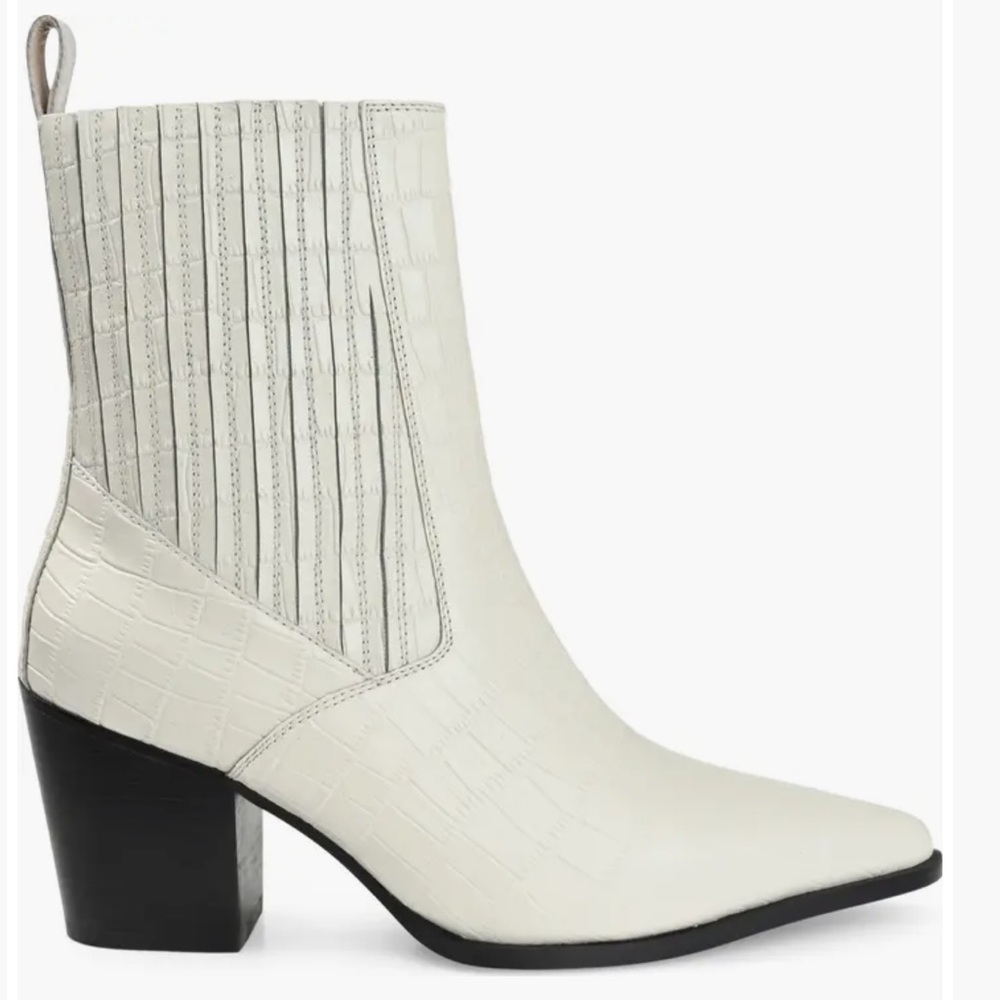 JOURNEE signature Markka women’s Chelsea Western Boot in off white size 11